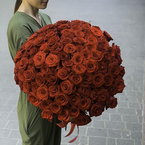 Букет из 101 розы, артикул F1250181 - 42020 рублей, доставка по городу. Flawery - доставка цветов