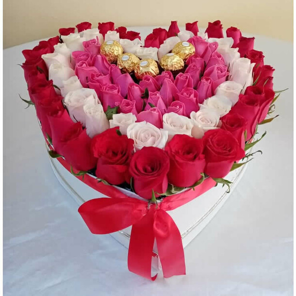 Композиция из роз в форме сердца, артикул F1250194 - 37620 рублей, доставка по городу. Flawery - доставка цветов