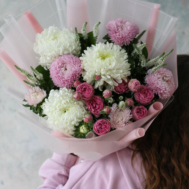 Букет из роз и хризантем, артикул F1251671 - 5720 рублей, доставка по городу. Flawery - доставка цветов