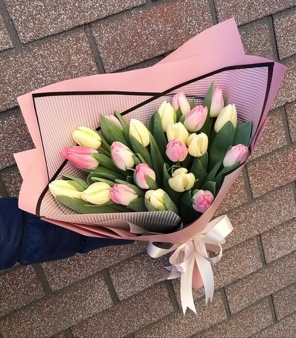 Букет из 21 тюльпана, артикул F1252898 - 6600 рублей, доставка по городу. Flawery - доставка цветов