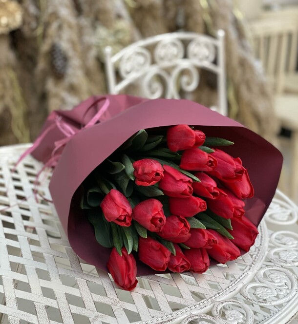 Букет из 19 красных тюльпанов, артикул F1252902 - 6160 рублей, доставка по городу. Flawery - доставка цветов