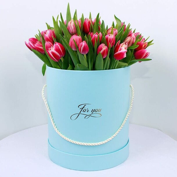 51 тюльпан в шляпной коробке, артикул F1255074 - 16005 рублей, доставка по городу. Flawery - доставка цветов