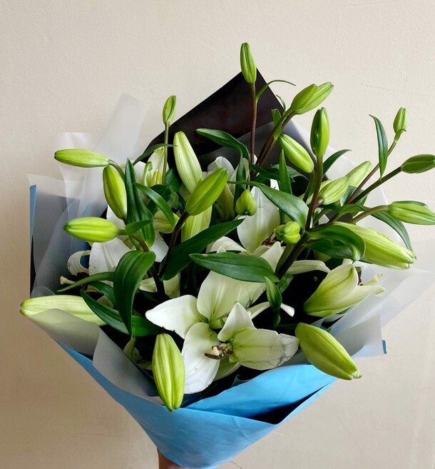 Букет белых лилий, артикул F1255083 - 4620 рублей, доставка по городу. Flawery - доставка цветов