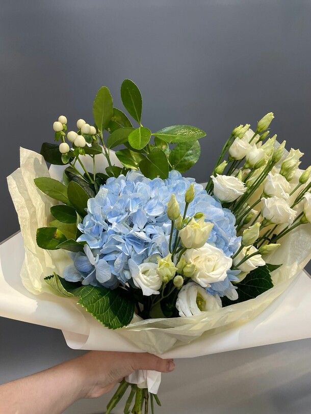 Букет с гортензией, артикул F1255085 - 5896 рублей, доставка по городу. Flawery - доставка цветов