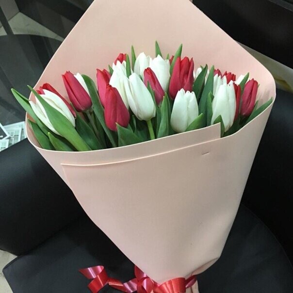 Букет тюльпанов, артикул F1255087 - 7040 рублей, доставка по городу. Flawery - доставка цветов