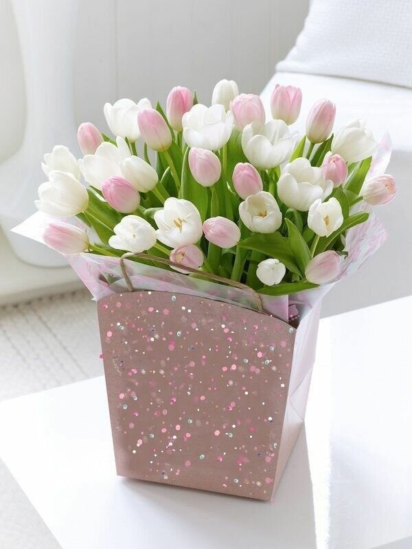 Тюльпаны в коробке, артикул F1255092 - 12760 рублей, доставка по городу. Flawery - доставка цветов