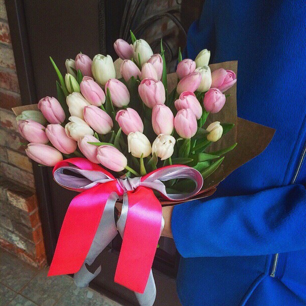 Букет из тюльпанов, артикул F1255101 - 8415 рублей, доставка по городу. Flawery - доставка цветов