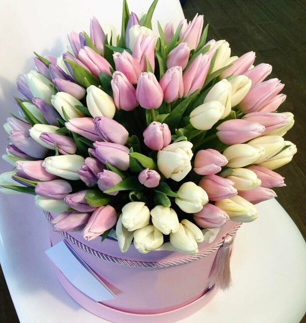 Тюльпаны в шляпной коробке, артикул F1255105 - 16885 рублей, доставка по городу. Flawery - доставка цветов