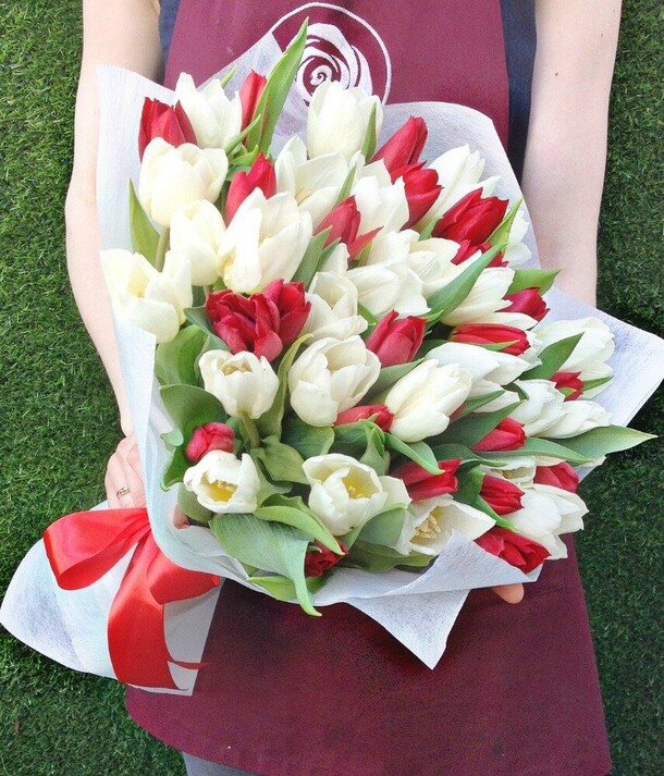 Букет тюльпанов, артикул F1255909 - 15510 рублей, доставка по городу. Flawery - доставка цветов