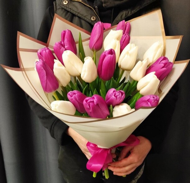 Букет тюльпанов, артикул F1256560 - 7040 рублей, доставка по городу. Flawery - доставка цветов