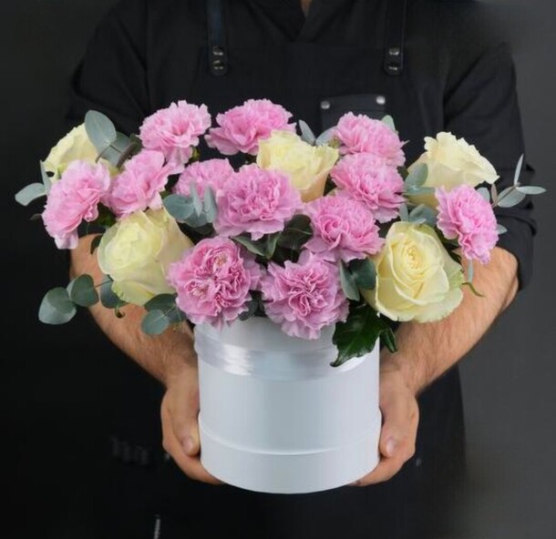 Букет в шляпной коробке, артикул F1256611 - 7206 рублей, доставка по городу. Flawery - доставка цветов