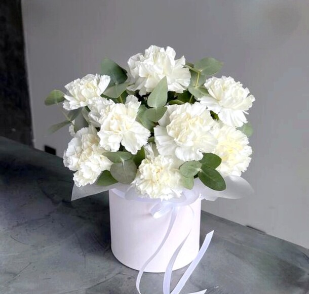 Букет в шляпной коробке, артикул F1256613 - 5005 рублей, доставка по городу. Flawery - доставка цветов