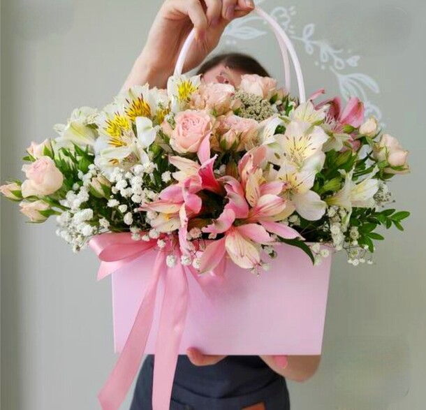 Букет в сумочке, артикул F1256622 - 5610 рублей, доставка по городу. Flawery - доставка цветов