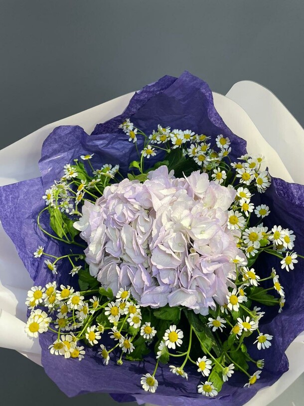 Букет с гортензией, артикул F1256932 - 4730 рублей, доставка по городу. Flawery - доставка цветов