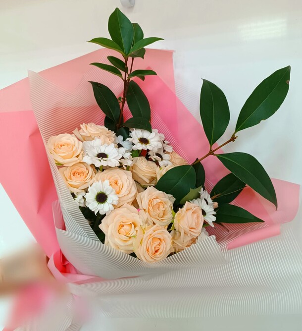 Букет из роз и хризантем, артикул F1257136 - 3410 рублей, доставка по городу. Flawery - доставка цветов