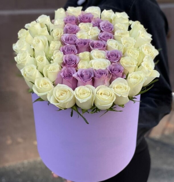 Букет роз в шляпной коробке, артикул F1258251 - 27060 рублей, доставка по городу. Flawery - доставка цветов