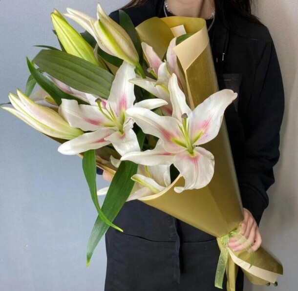Букет лилий, артикул F1259614 - 2860 рублей, доставка по городу. Flawery - доставка цветов