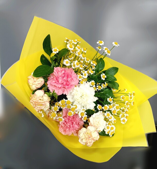 Букет с ромашками, артикул F1264478 - 3135 рублей, доставка по городу. Flawery - доставка цветов