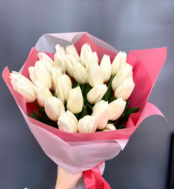 Букет тюльпанов «снежная буря», артикул F1265552 - 9350 рублей, доставка по городу. Flawery - доставка цветов