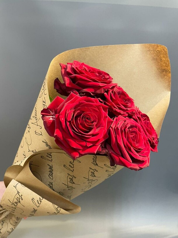 Букет алых роз, артикул F1266045 - 2860 рублей, доставка по городу. Flawery - доставка цветов