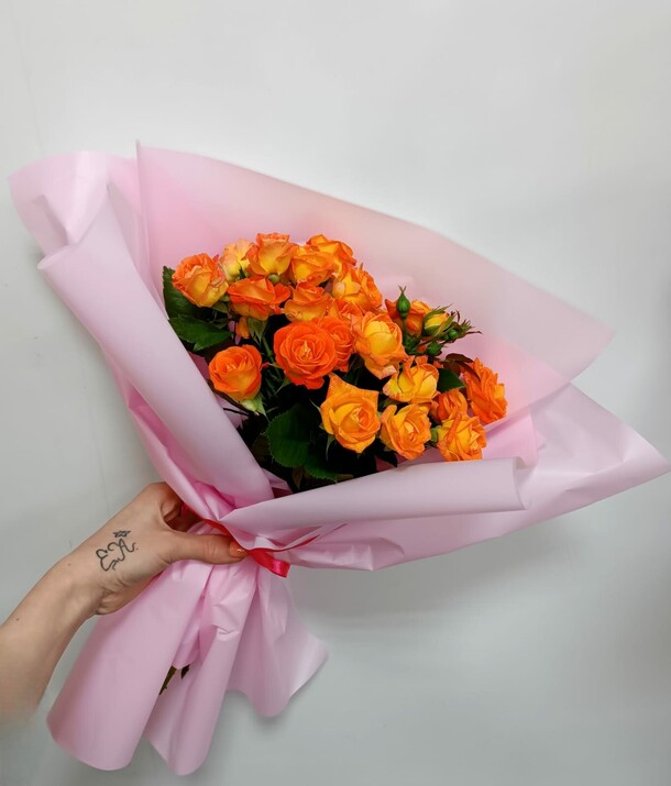 Букет кустовых роз, артикул F1266214 - 2585 рублей, доставка по городу. Flawery - доставка цветов