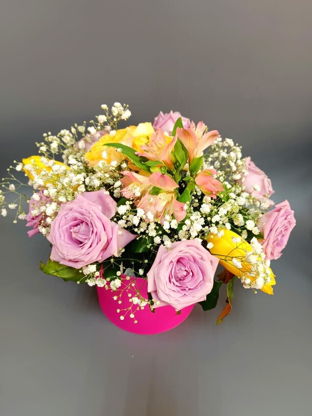 Сборный букет с розами в шляпной коробке, артикул F1266736 - 6380 рублей, доставка по городу. Flawery - доставка цветов