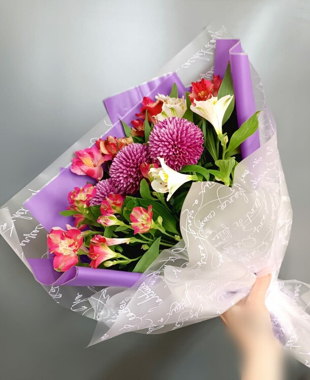 Букет из хризантем и альстромерий, артикул F1266755 - 4235 рублей, доставка по городу. Flawery - доставка цветов