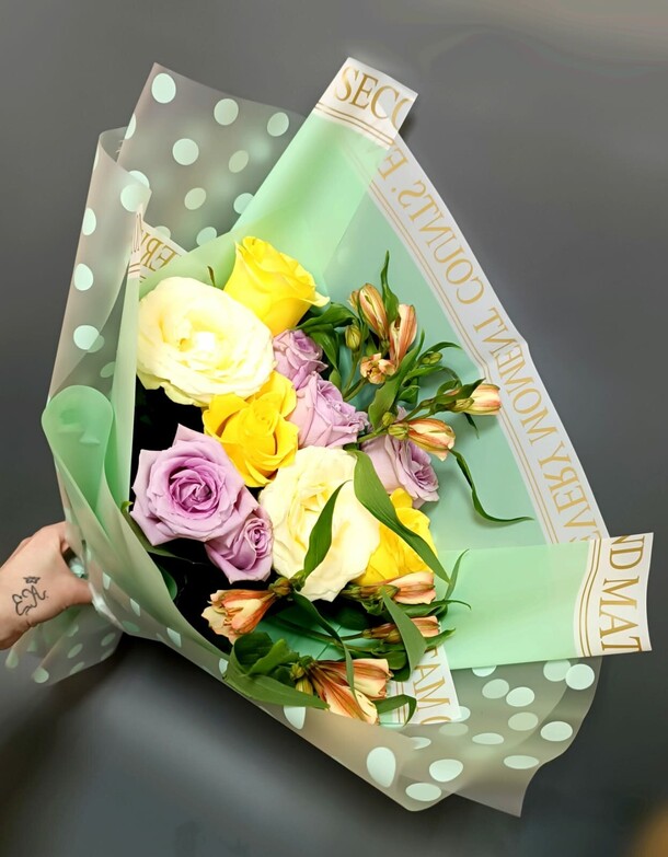 Букет из роз и альстромерий, артикул F1266807 - 5610 рублей, доставка по городу. Flawery - доставка цветов