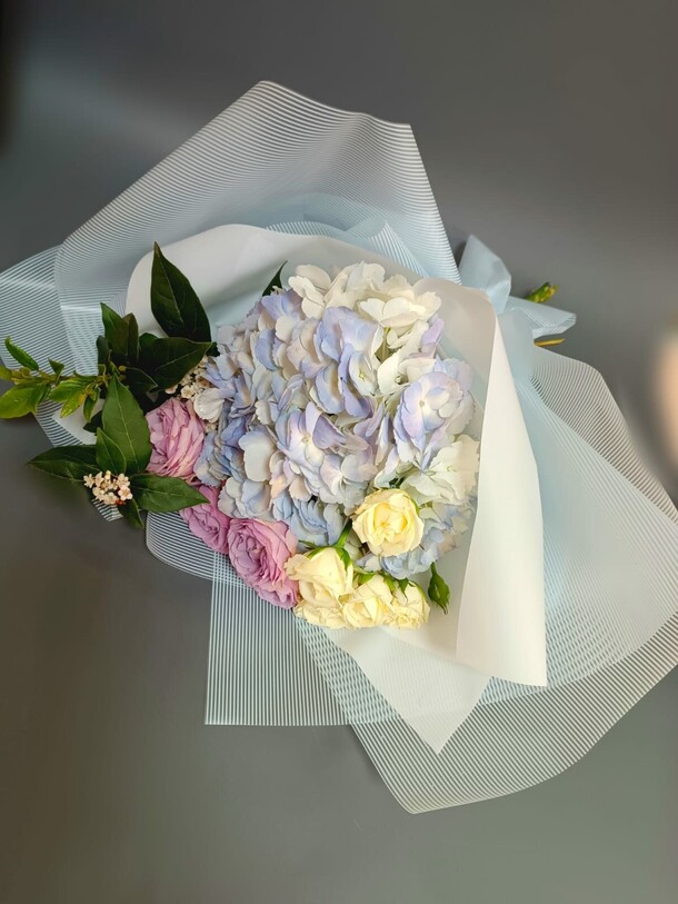 Букет с гортензией, артикул F1267523 - 2530 рублей, доставка по городу. Flawery - доставка цветов