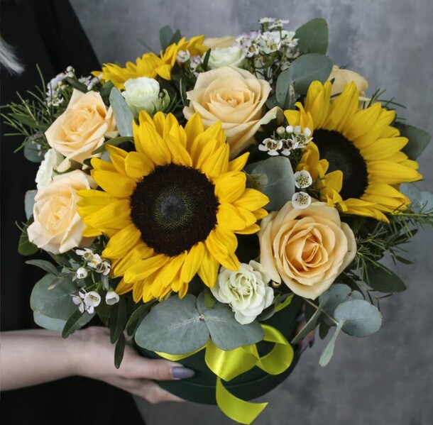 Букет " счастливый день", артикул F1268592 - 7040 рублей, доставка по городу. Flawery - доставка цветов