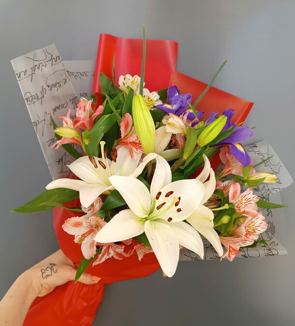 Букет с лилией, артикул F1268828 - 4070 рублей, доставка по городу. Flawery - доставка цветов