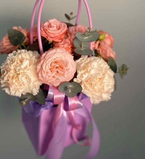 Букет в сумочке, артикул F1268832 - 3135 рублей, доставка по городу. Flawery - доставка цветов