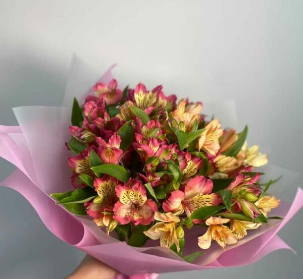 Букет альстромерий, артикул F1268834 - 2640 рублей, доставка по городу. Flawery - доставка цветов