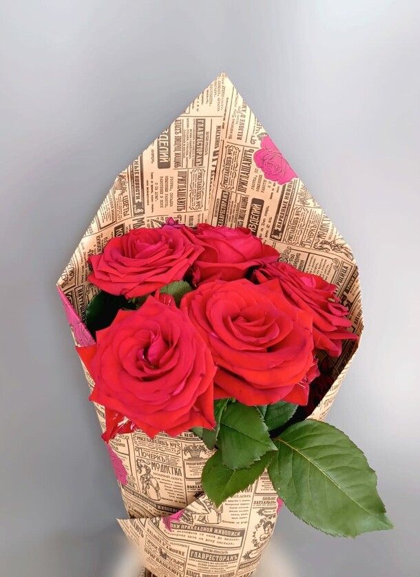 Букет красных роз в крафте, артикул F1270299 - 2695 рублей, доставка по городу. Flawery - доставка цветов