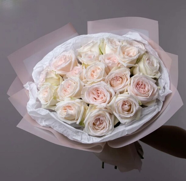 Букет белых роз, артикул F1270307 - 8580 рублей, доставка по городу. Flawery - доставка цветов