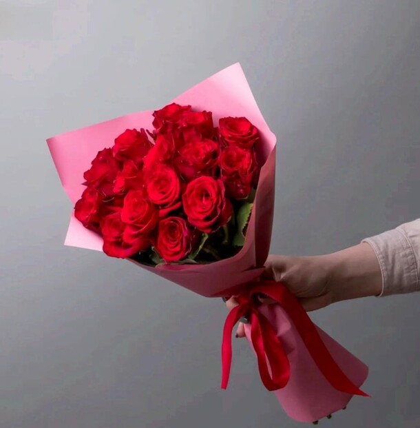 Букет красных роз «миледи», артикул F1271269 - 7480 рублей, доставка по городу. Flawery - доставка цветов