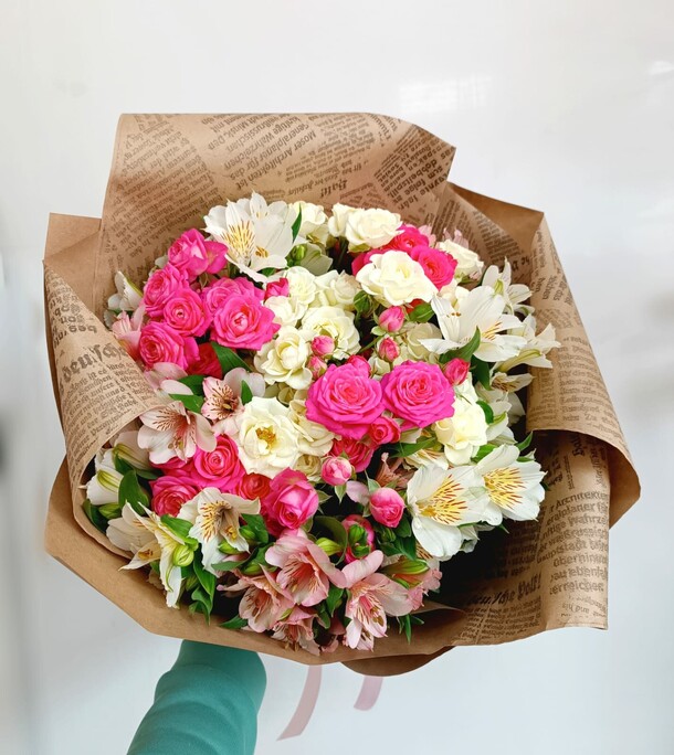 Букет из роз и альстромерий «ариадна», артикул F1272066 - 10120 рублей, доставка по городу. Flawery - доставка цветов