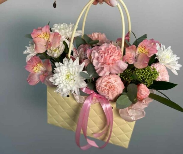 Букет в сумочке, артикул F1272759 - 3135 рублей, доставка по городу. Flawery - доставка цветов