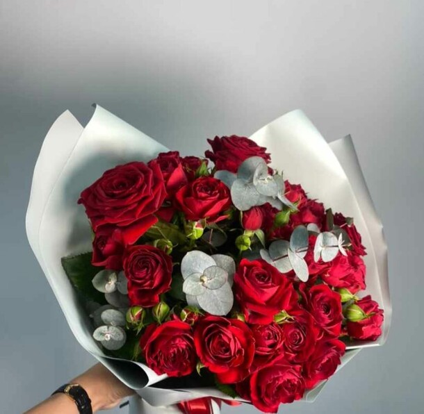 Букет роз с эвкалиптом, артикул F1272782 - 4895 рублей, доставка по городу. Flawery - доставка цветов