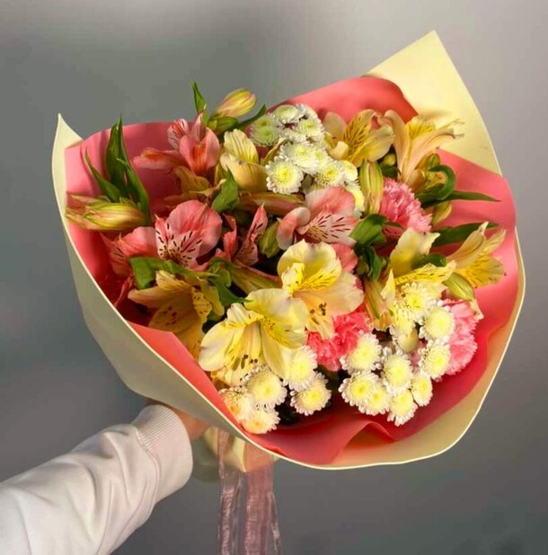 Букет из хризантем и альстромерий, артикул F1274682 - 3630 рублей, доставка по городу. Flawery - доставка цветов