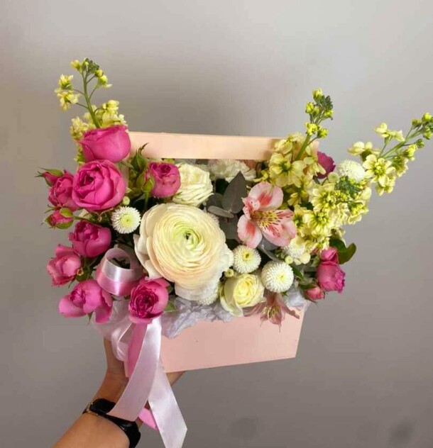 Авторский букет в коробке, артикул F1274702 - 7095 рублей, доставка по городу. Flawery - доставка цветов