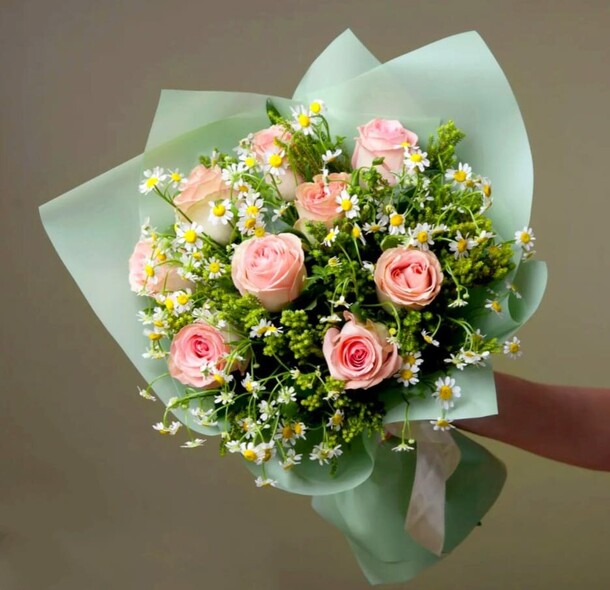 Букет из роз и ромашек, артикул F1274982 - 6006 рублей, доставка по городу. Flawery - доставка цветов