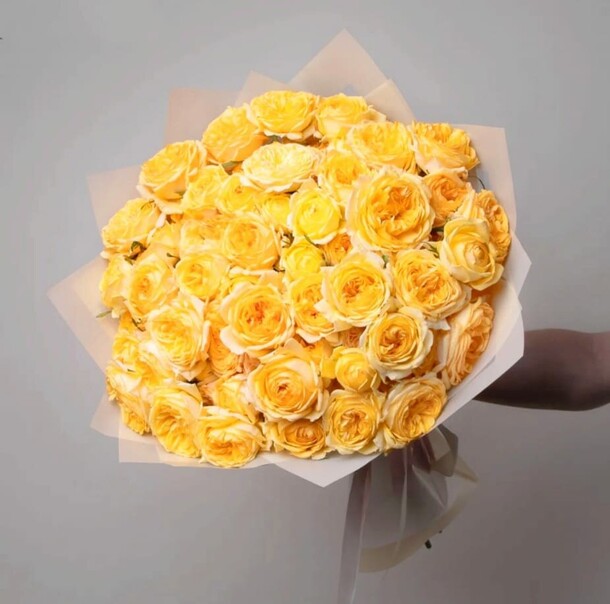 Букет кустовых пионовидных роз, артикул F1275860 - 5808 рублей, доставка по городу. Flawery - доставка цветов