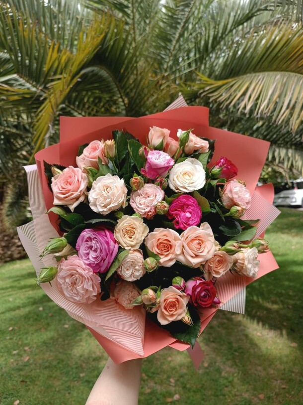 Букет кустовых роз, артикул F1278042 - 5610 рублей, доставка по городу. Flawery - доставка цветов