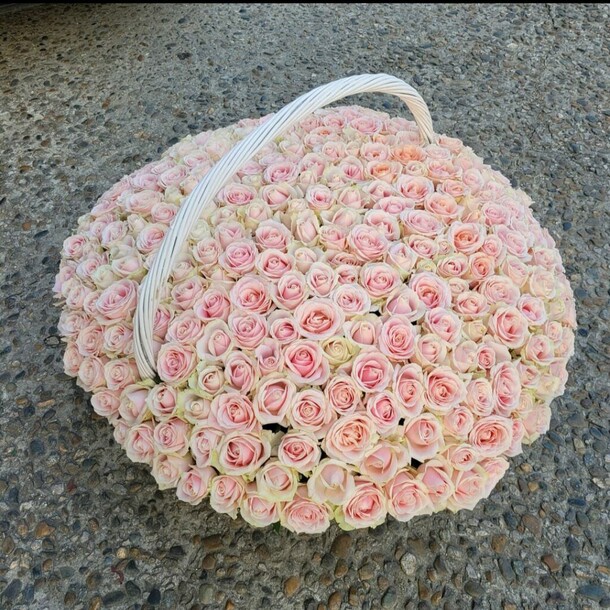 Корзина из 151 розы, артикул F1278044 - 46200 рублей, доставка по городу. Flawery - доставка цветов