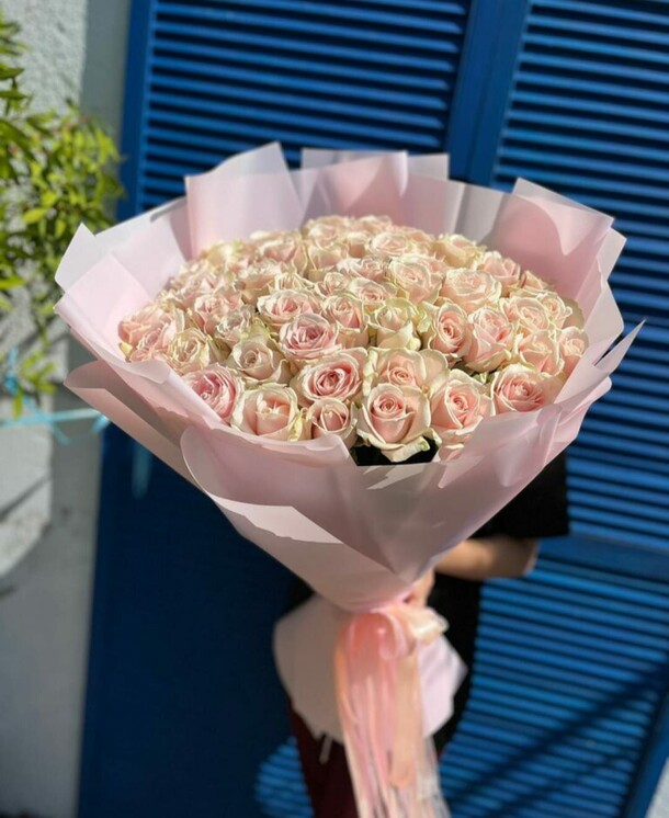 Букет из 51 розы, артикул F1278053 - 22660 рублей, доставка по городу. Flawery - доставка цветов