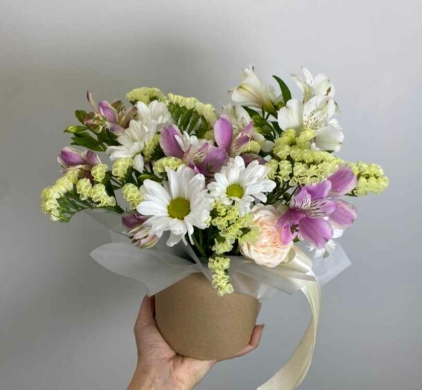 Авторский букет в коробке, артикул F1279787 - 3179 рублей, доставка по городу. Flawery - доставка цветов