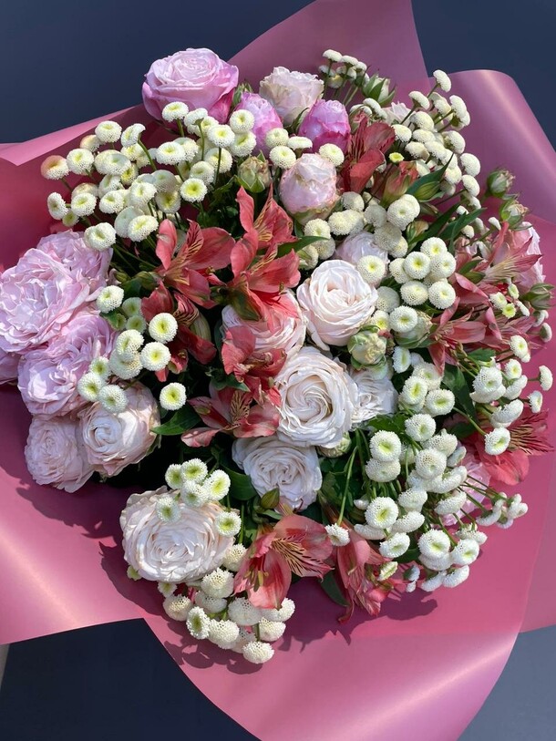 Букет из роз, альстромерий и хризантем, артикул F1282304 - 8580 рублей, доставка по городу. Flawery - доставка цветов