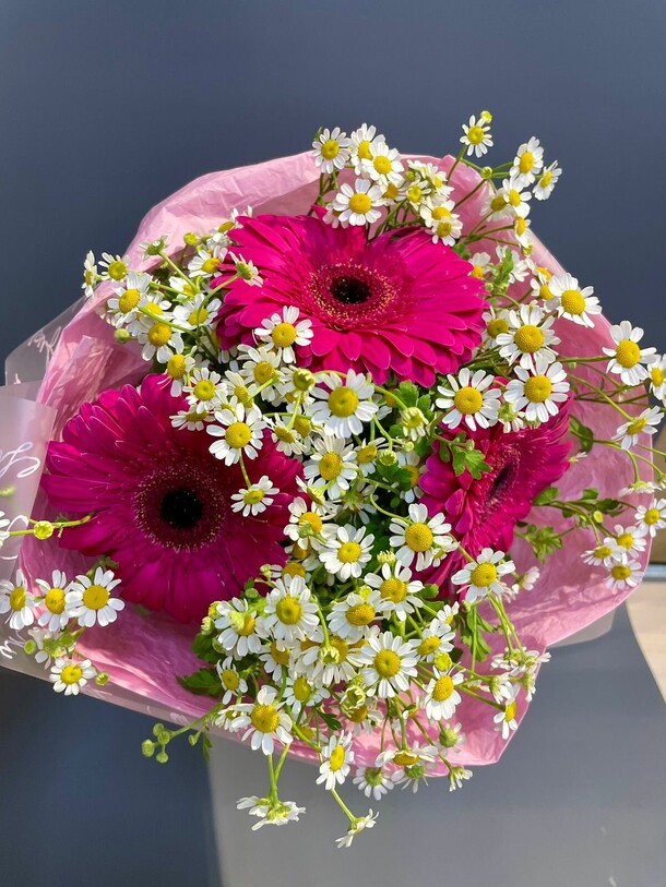Букет гербер с ромашками, артикул F1282306 - 4279 рублей, доставка по городу. Flawery - доставка цветов