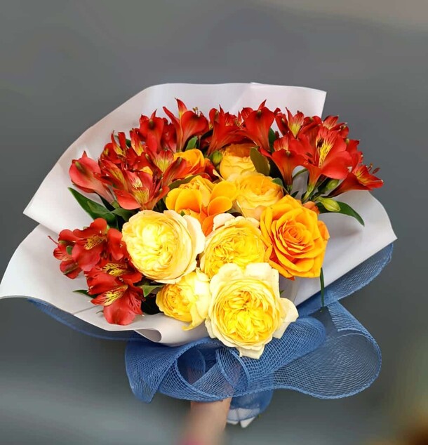 Букет из роз и альстромерий, артикул F1282584 - 4400 рублей, доставка по городу. Flawery - доставка цветов